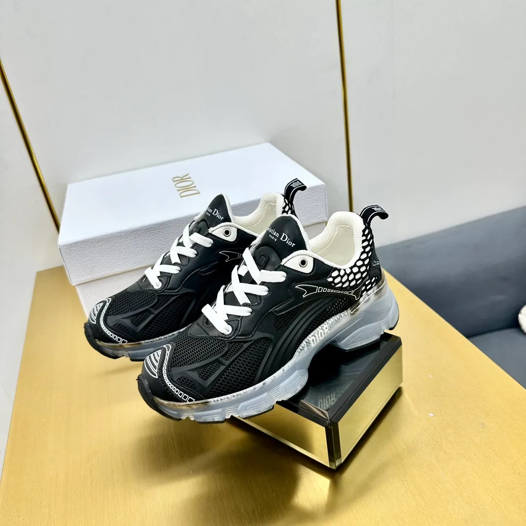 👟👟Ex-factory price 700👟👟 Top version 🌟🌟Dior 2024 spring and summer catwalk new style Vibe iconic fashion modern sports dad shoes CD letter logo Oblique printed pattern lace-up color-blocking thick-soled running shoes Stars' same jelly color casual women's shoes The top high-end version on the market Material: The upper is made of special technology with mesh fabric spliced with metal cowhide + environmentally friendly breathable fabric lining + original molded Tpu combination outsole. Bottom thickness: 4CM Size: 35-40 standard code (34.41 customization is not returnable)